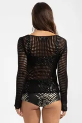 Sweater negro de tejido calado con cuello bote y mangas largas.