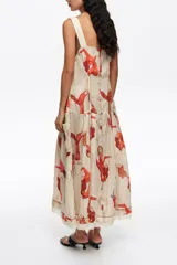 Vestido midi con vuelo en el bajo, de corte recto con tirantes anchos y escote cuadrado, confeccionado en mezcla de lyocell. Presenta un estampado artístico integral con figuras humanas en tonos rojos y naranjas sobre fondo crudo, además de costuras visibles decorativas.