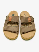 Sandalias Satorisan modelo Hootsani Premium, color marrón (loden), confeccionadas en gamuza con suela de goma y detalles de tiras en la capellada.