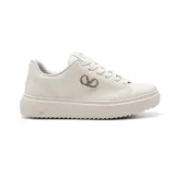 Championes deportivos blancos con detalles en beige y logo de la marca en el lateral.