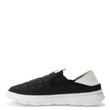 Championes tipo slip-on Merrell Hut Moc 2, color negro con diseño acolchado y suela blanca. Presenta un talón plegable y detalles en blanco en el borde superior y la suela.