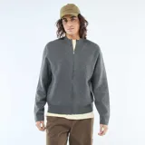 Campera de punto gris con cierre frontal completo, cuello redondo y puños acanalados.