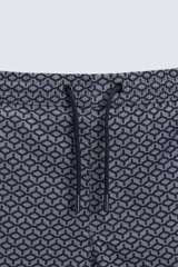 Bañador largo de hombre color rosa pálido con textura seersucker. Presenta cintura elástica ajustable con cordón blanco, bolsillos laterales y un bolsillo trasero de plastrón.