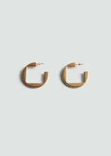 Aros de diseño cuadrado con estructura de aro abierto, acabado en tono dorado.