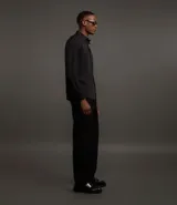 Camisa masculina de manga larga con cuello inglés y cierre frontal abotonado. Confeccionada en tejido de poliamida con tecnología performance, que ofrece elasticidad, secado rápido y resistencia a las arrugas.