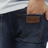 Jean Wrangler de corte recto, color azul oscuro, con tiro bajo y confeccionado en algodón con un toque elástico.