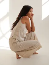 Musculosa de lino color crudo, con escote cuadrado y costadillos a contratono.