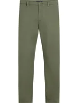 Pantalón chino verde oliva de Tommy Hilfiger, corte recto, confeccionado en satén de algodón ligeramente elástico, con cierre de cremallera y botón, bolsillos ribeteados en la cintura y bolsillos traseros de ojal con botón.