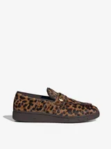 Mocasines Adidas Handball Spezial, con diseño de estampado animal print de leopardo en el empeine y suela de goma color marrón. Presenta el logo del trébol en la parte frontal y un estilo inspirado en el calzado deportivo clásico.
