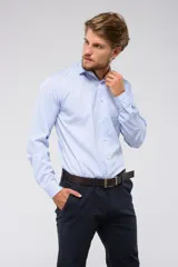 Camisa celeste con rayas verticales blancas, de vestir, con cuello clásico, manga larga, botones personalizados y logo bordado en el pecho.