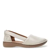 Sandalias de cuero color beige con diseño de punta cerrada y aberturas laterales, con suela plana de goma color marrón.