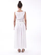 Top negro sin mangas con escote redondo y lazo ajustable en el ruedo.