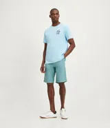 Bermuda de sarga color verde azulado, de corte recto y diseño básico con bolsillos laterales y traseros.