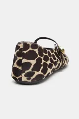 Bailarina de piel con pelo y estampado animal print. Presenta una tira elástica en el empeine con un detalle metálico dorado y punta redonda.