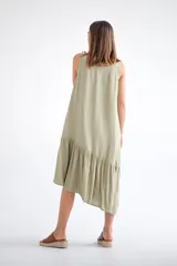 Vestido midi color verde oliva, sin mangas, con escote redondo y detalle de estampado floral en el lateral.