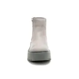 Bota tipo chelsea de Caterpillar con plataforma dentada, confeccionada en cuero liso color gris. Presenta cierre lateral metálico y logo de la marca grabado en el lateral.