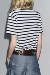 Camiseta rosa de algodón, de corte recto, cuello redondo y manga corta.