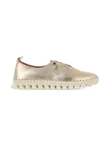 Sneakers de cuero metalizado dorado con cordones elásticos y suela de caucho blanca de diseño dentado y flexible.