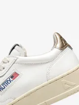 Zapatillas urbanas Autry Medalist Low, color blanco con detalles en dorado y beige.