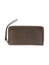 Billetera Hush Puppies modelo Samira, de cuero color marrón chocolate con textura texturada. Cuenta con cierre perimetral, correa de mano desmontable y el logotipo de la marca grabado en el frente.