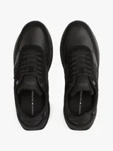 Zapatillas deportivas Tommy Hilfiger Classics de piel negra con paneles texturizados, detalle de ventilación en la parte superior y logo de la marca en el lateral y talón. Cuentan con plantilla extraíble y suela de EVA.