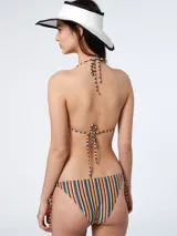 Top de bikini con estampado a rayas horizontales en tonos naranja, verde, marrón y celeste.