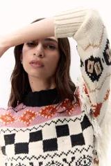 Sweater tejido de punto confeccionado en lana Merino, con diseño en colores combinados, bordados a mano y flecos.