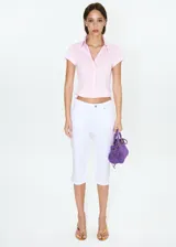 Camisa slim color rosado, de manga corta, con cuello camisero y cierre delantero con botones ocultos.