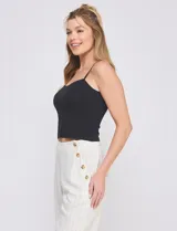 Top crop negro de corte ajustado, estilo corsé, con escote corazón y breteles finos regulables.