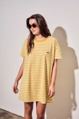 Vestido midi de manga corta con diseño a rayas horizontales amarillas y blancas, cuello redondo y detalle de bordado pequeño en el pecho.