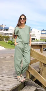 Conjunto de dos piezas compuesto por una remera de corte holgado con cuello redondo y mangas cortas, y un pantalón tipo jogger con cintura elástica, bolsillos laterales y puños ajustados en los tobillos.