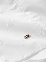 Blusa blanca con escote cuadrado, mangas abullonadas 3/4 y lazo en la espalda.