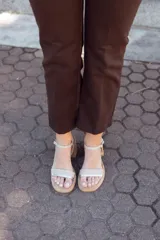 Sandalias de cuero color beige con plataforma baja, taco ancho y tira ajustable en el tobillo.