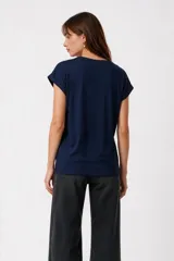 Remera de manga corta de algodón, de corte holgado y cuello a la base. Presenta un estampado frontal en el pecho con forma de corazón y encaje, con la inscripción "La Dolce Vita".