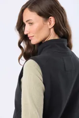 Chaleco polar de alta densidad en color azul marino, con cierre frontal completo, cuello alto y bolsillos laterales con cierre. Presenta un diseño funcional y versátil ideal para usar en capas.