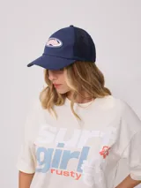 Gorra azul marino de lona con visera curva y malla trasera. Presenta logo bordado en el frente.