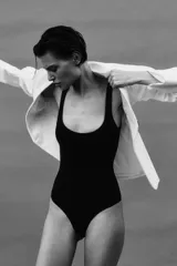 Body de poliamida color negro, con escote cuadrado y tirantes anchos.