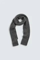 Bufanda de punto tejida en hilatura con mezcla de fibra de alpaca, de textura suave y diseño rectangular.