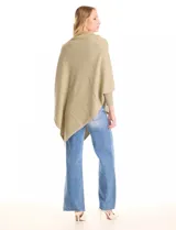 Poncho verde de tejido lurex, con cuello recto, manga japonesa con puños y terminación asimétrica.