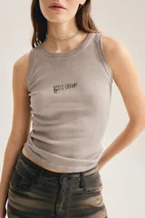 Musculosa de morley color gris con textura acanalada, cuello redondo, sin mangas y pequeño estampado tipográfico en el pecho.