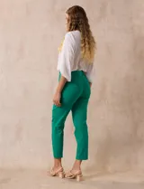 Pantalón recto color verde esmeralda de gabardina elastizada, marca Zac & Rachel. Pretina ancha con faja interna modeladora. Delantera con bolsillos simulados. Trasera con bolsillos ojal.