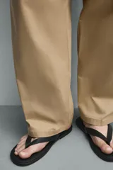 Sandalias estilo ojota para hombre, de color negro, con diseño plano y tiras anchas en el empeine.