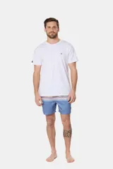 Short de baño con diseño rayado en la parte superior en tonos azul, amarillo, gris y celeste, y parte inferior de color azul sólido.