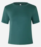 Blusa básica de cuello redondo y manga corta con detalle de dobladillo, confeccionada en tejido de viscosa con elastano.