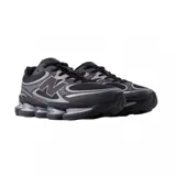 Championes urbanos New Balance modelo ABZORB U2000, color negro con detalles en gris. Presentan un diseño técnico con malla transpirable, refuerzos sintéticos y una suela con tecnología de amortiguación visible.