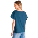 Remera azul con estampa frontal de la marca Caterpillar en color naranja.