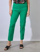 Pantalón de vestir verde esmeralda, de corte recto, con bolsillos laterales y traseros.
