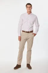 Pantalón de gabardina azul marino de corte slim fit y tiro medio, con bolsillos traseros ojalados con botón y presillas para cinturón.