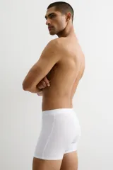 Pack de tres calzoncillos tipo trunk de color blanco, confeccionados en punto elástico con costuras planas y cintura elástica. Cuentan con tecnología Lycra® Xtra Life™.