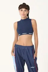 Top deportivo azul con cuello alto y logo retro BASSET 2001 estampado.